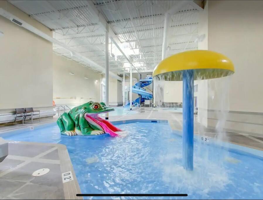 Cozy One Bedroom Condo With Indoor Pool And Hottub Канмор Екстериор снимка